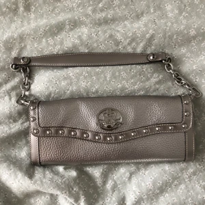Silvrig axelväska  - Silvrig axelväska köpt secondhand:) Möts i Uppsala eller så står köpare för frakt😊