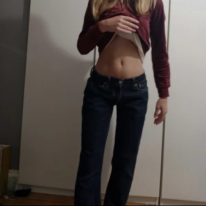 Jeans  - Snygga mörkblåa jeans från Levi's. Inga defekter vad jag vet. Säljs då jag har andra jeans som jag föredrar före dessa. Midjemått: 68cm Innerbensmått: ca 70cm Totallängd: 88cm "Midjehöjd": ca 20cm