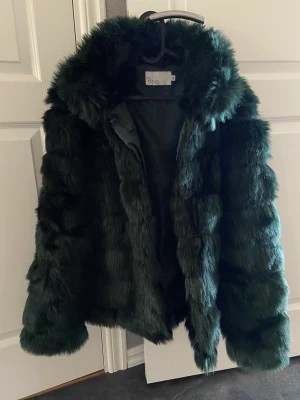 Pälsjacka - Mörkgrön pälsjacka från Nelly, oanvänd, lappen finns kvar. Säljes pga ej haft möjlighet att använda den.