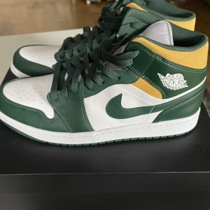 Jordan 1 mid monics  - Nyskick, köpta från restocks och bara provade en gång.  Kommer med originallåda