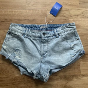 Lågmidjade jeansshorts - Jättefina lågmidjade jeansshorts från ROXY, köpta på Sellpy💓Tryck på köp nu