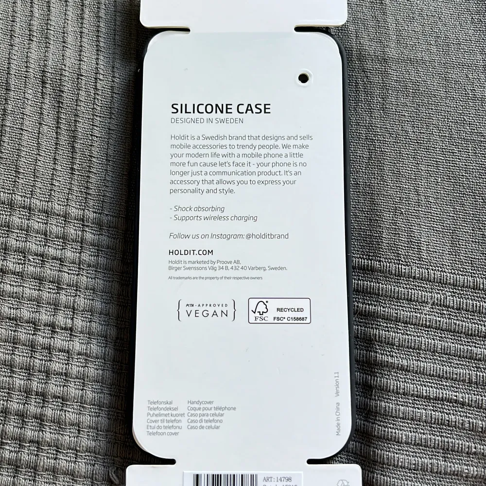 Säljer ett svart helt oanvänt telefonskal i silicone från holdit 💗 Säljer på grund utav att jag köpte fel. Passar till IPhone 12 💗 (orginal pris 149kr) . Accessoarer.