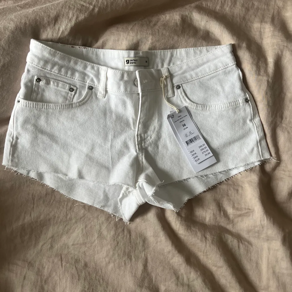 Säljer dessa vita jeansshorts från Gina som är helt oanvända (endast provade)💗 . Shorts.