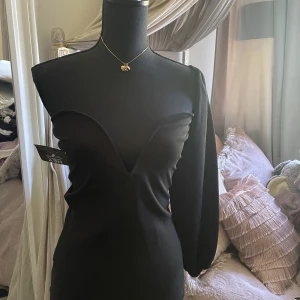 Body från Nelly - Jättefin body från Nelly storlek M helt oanvänd lite för stor för mig därför aldrig använd💕🎀passar jättebra vid fest eller utgång💕hör av vid frågor 