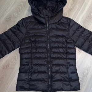 Höst jacka - Jättefin höstjacka. Inte för tunn inte för tjock. Storlek M men passar som S oxå. Inga defekter förutom att lappen har gått av lite