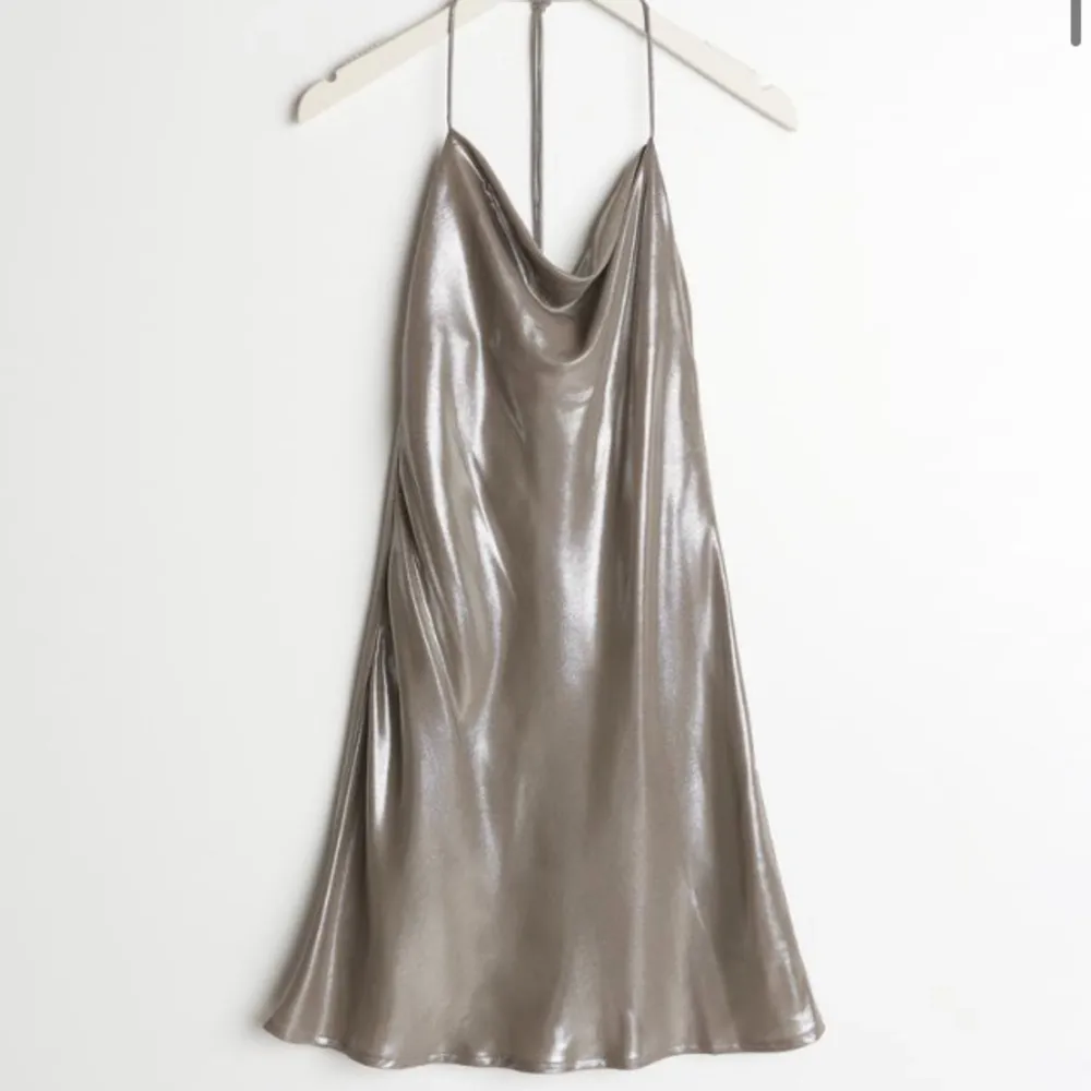🪩Superfint silvriga klänning  med öppen rygg perfekt till fest eller nytt år✨ Köpte den för två år sen på Gina Tricot och har bara använt den en gång💞💞 Skriv privat för fler bilder💘. Klänningar.