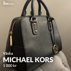 MK väska  - (!!bilden är från mitt Tise konto!!) oanvänd äkta Michael Kors väska, köpt i New York för några år sedan. Axelrem medföljer. Säljer för 800kr🖤