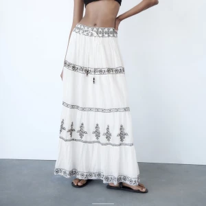 Maxikjol zara  - Såå fin Maxikjol från zara! Ny med prislappen kvar! Säljer även strl M! Bud är bindande! Köpa direkt för 500kr!:)