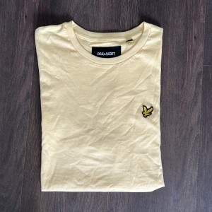 T-shirt  - Helt ny och oanvänd T-shirt från Lyle & Scott.   Rensar ur min garderob från en hel del oanvända kläder🌼 Kika och se om du ser något mer i min profil som du gillar så skickar jag med det till dig också!😊 Fler kläder kommer! 