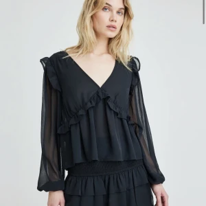 Bikbok volangblus - Säljer denna populära blus från bikbok som är helt slutsåld i alla storlekar💕 säljer pga har 2:) 