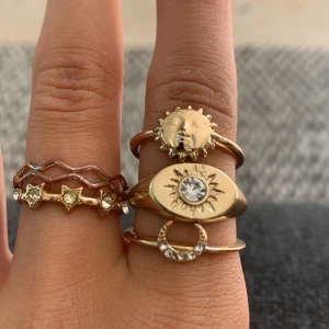 Ringar  - 5 ringar i guld, dem fins inte på Lindex längre💗de är inte i riktigt guld så de kan färga av sig om de blir blöta💓frakten ingår inte i priset🩷