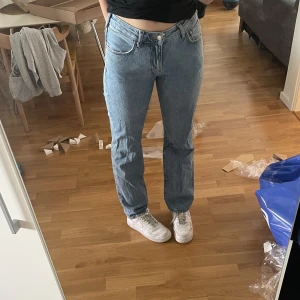 low waisted Straight jeans  - Kanppt andvända blå straight jeans 