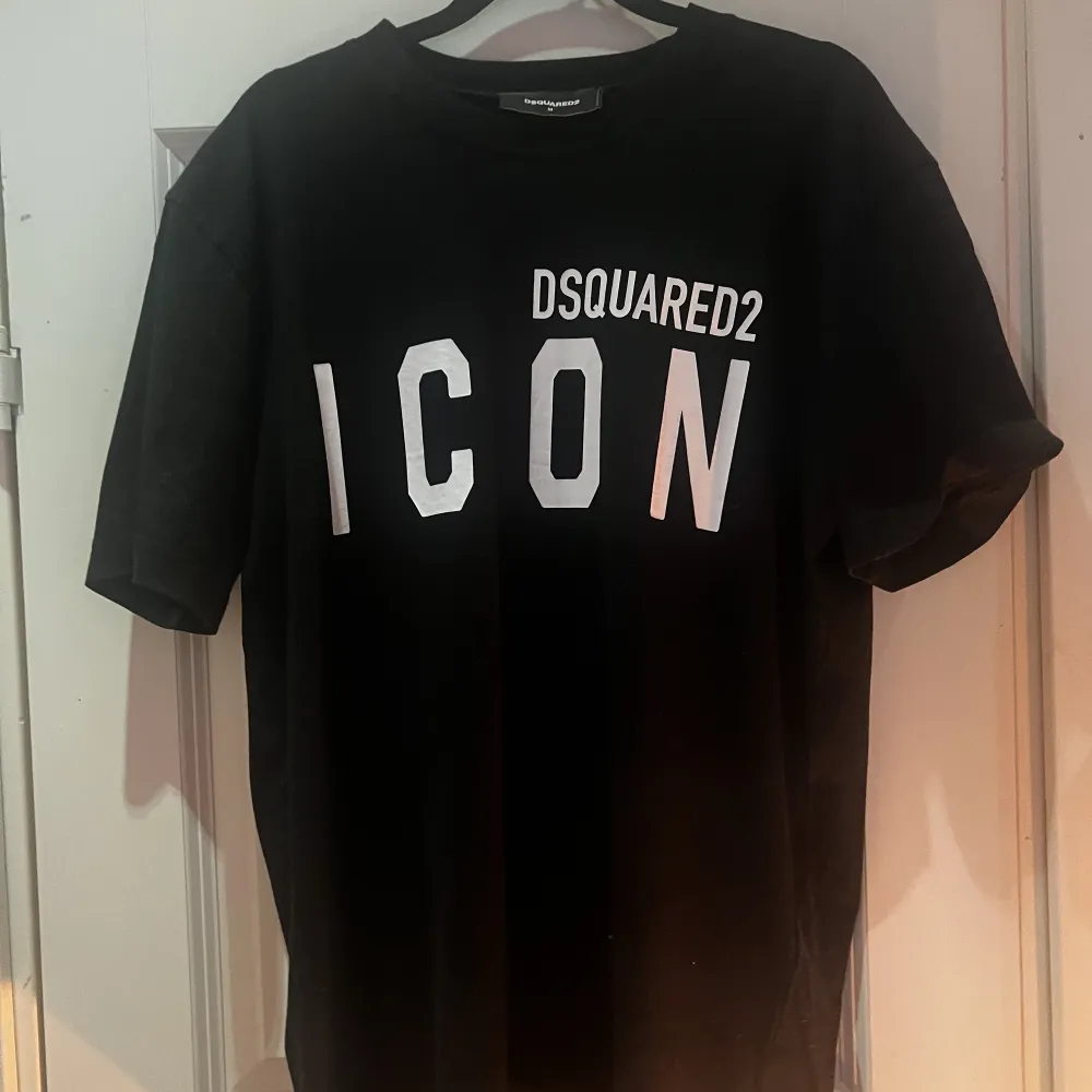 säljer min äkta dsquared2 t-shirt säljer den för den har blivit för liten den är knappt använd heller buda på tröjan. T-shirts.