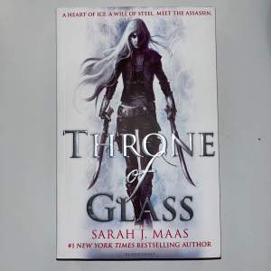 första boken i serien ’Throne of Glass’ som har varit väldigt populär på booktok! I nytt skick och aldrig läst! 💖