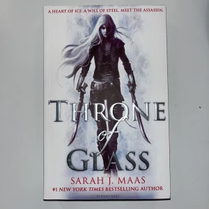 Throne of Glass - första boken i serien ’Throne of Glass’ som har varit väldigt populär på booktok! I nytt skick och aldrig läst! 💖