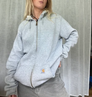 Carhartt zip hoodie  - I vintage skick med flaws som skapar den riktiga vintage känslan   Jag är vanligtvis en storlek s och 164cm lång. Glöm ej mina andra annonser 💌