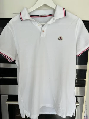 Moncler Piké - Moncler piké köpt på NK för 2500kr. Kontakta mig om du vill ha fler bilder eller om du har några andra frågor. Pris kan diskuteras.
