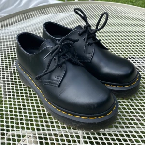 Nya Dr.Martens  - Mycket bra skick, endast använda två gånger. Säljer på grund av att de inte passar. Modellen heter 1461 Bex Black Smooth - Vacation essentials. Nypris 2100 kr. Pris går att diskutera :D