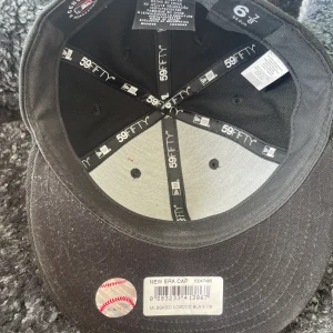 New Era fitted keps - En helt ny New era keps som jag köpte men inte vill ha längre pga att den är för liten. Den är helt oanvänd. Betalar med Swish då det inte fungerar för mig att beala med appen😃