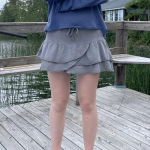 Grå minikjol - Detta är en grå minikjol ifrån Zaras trafaluc-serie. Den är i stl medium men passar även som small. Den har en pytteliten fläck på högra sidan av resoret.