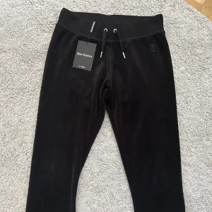 Juicy couture byxor - Oanvända! Köpta på raglady i Göteborg💗säljer då dem är för små för mig, längden är dock bra är 172💞Dem är utsvängda nedtill. Nypris 999kr