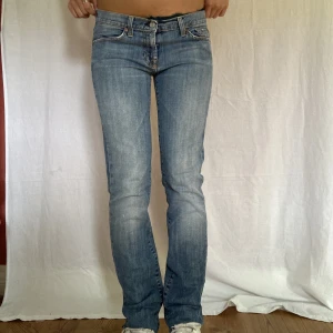 Lågmidjade jeans  - Midjemått -40 cm Inerbenslängd-78 cm💕  Vidios på jeansen fins på min instagram @perfectjeanss 