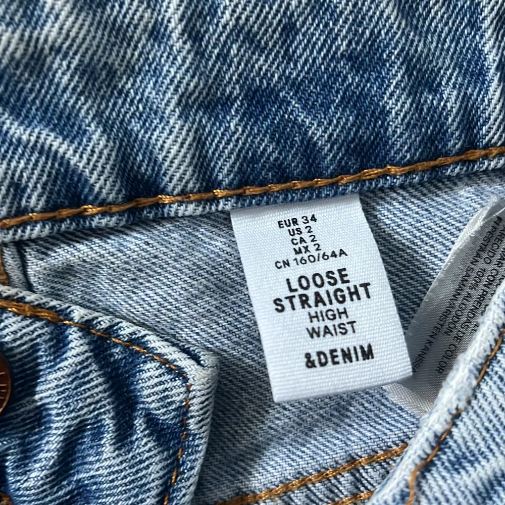 Blå jeans från H&M. Säljer då tyvärr storleken inte passar mig. Använda ett bra tag, i bra skick💕. Jeans & Byxor.