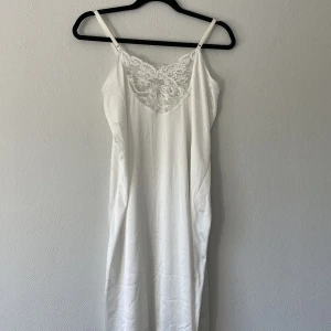 Vintage Nattlinne - Världens sötaste vintage nattlinne med spets och justerbara armband! ☁️