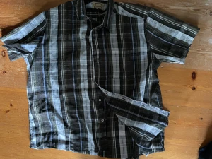 Rutig skjorta  - Super snygg och bekväm skjorta. Kan både stylas stängd och öppen. Funkar nästan med vad som och super perfekt för vardag. Den har lite grön på sig dom kan vara skönt att veta! Skriv om du vill ha lite mer information ❤️