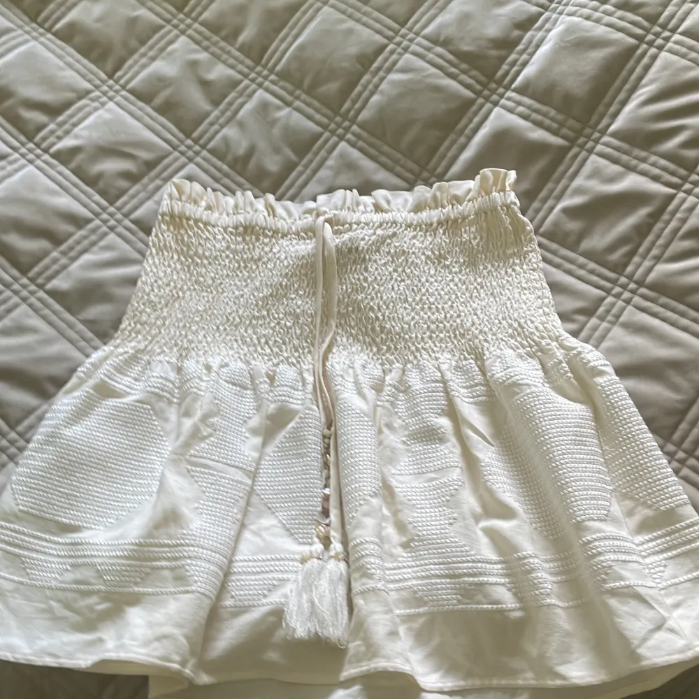 Säljer min endast testade jättefina zara kjol. Tyvärr kommer den inte till användning för mig. Justerbar i midjan gör så att den även sitter som S💓. Kjolar.
