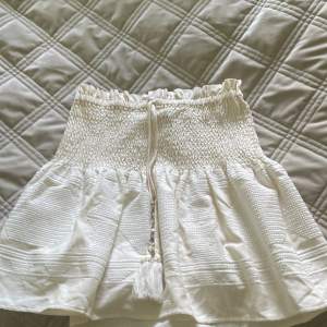 Säljer min endast testade jättefina zara kjol. Tyvärr kommer den inte till användning för mig. Justerbar i midjan gör så att den även sitter som S💓
