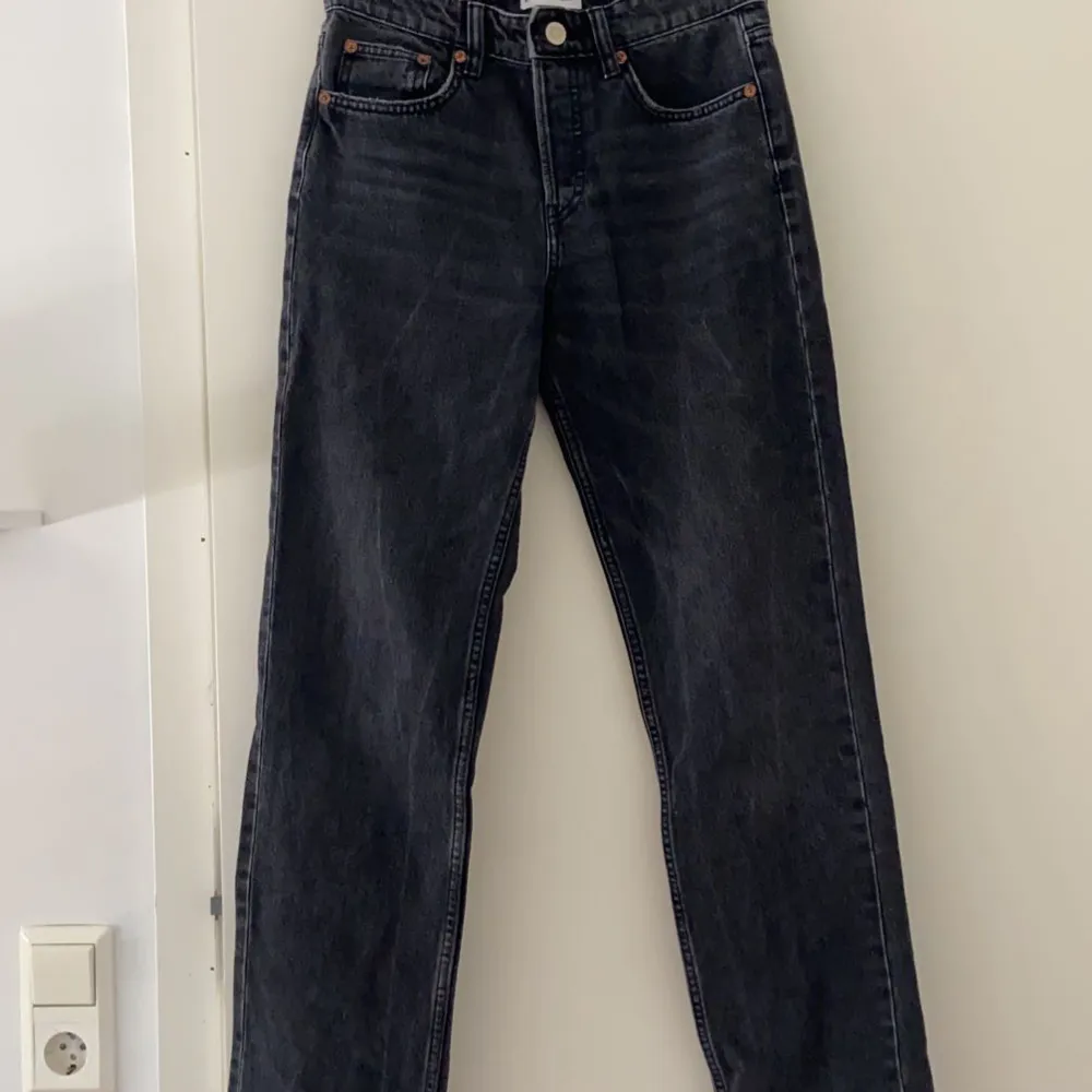 Slut sålda raka jeans från zara. Säljer i både svart och ljus blå💕 knappt använda . Jeans & Byxor.