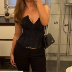 Jeans-topp från zara - Super snygg topp från zara i jeans material som är slutsåld på hemsidan. Helt ny med prislapp, säljer då jag beställde hem två olika storlekar o denna var lite för stor.   Köparen står för frakten🫶🏻
