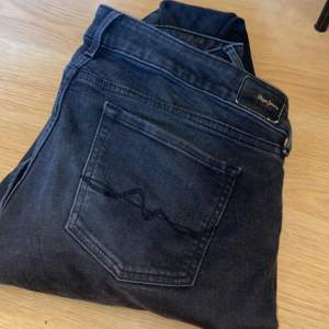 Svarta urtvättade jeans i perfekt längd för mig som är 172. Köpta förra året på rea för 600kr. Ser fortfarande ganska nya ut och inga hål eller repor. Väldigt töjbara.