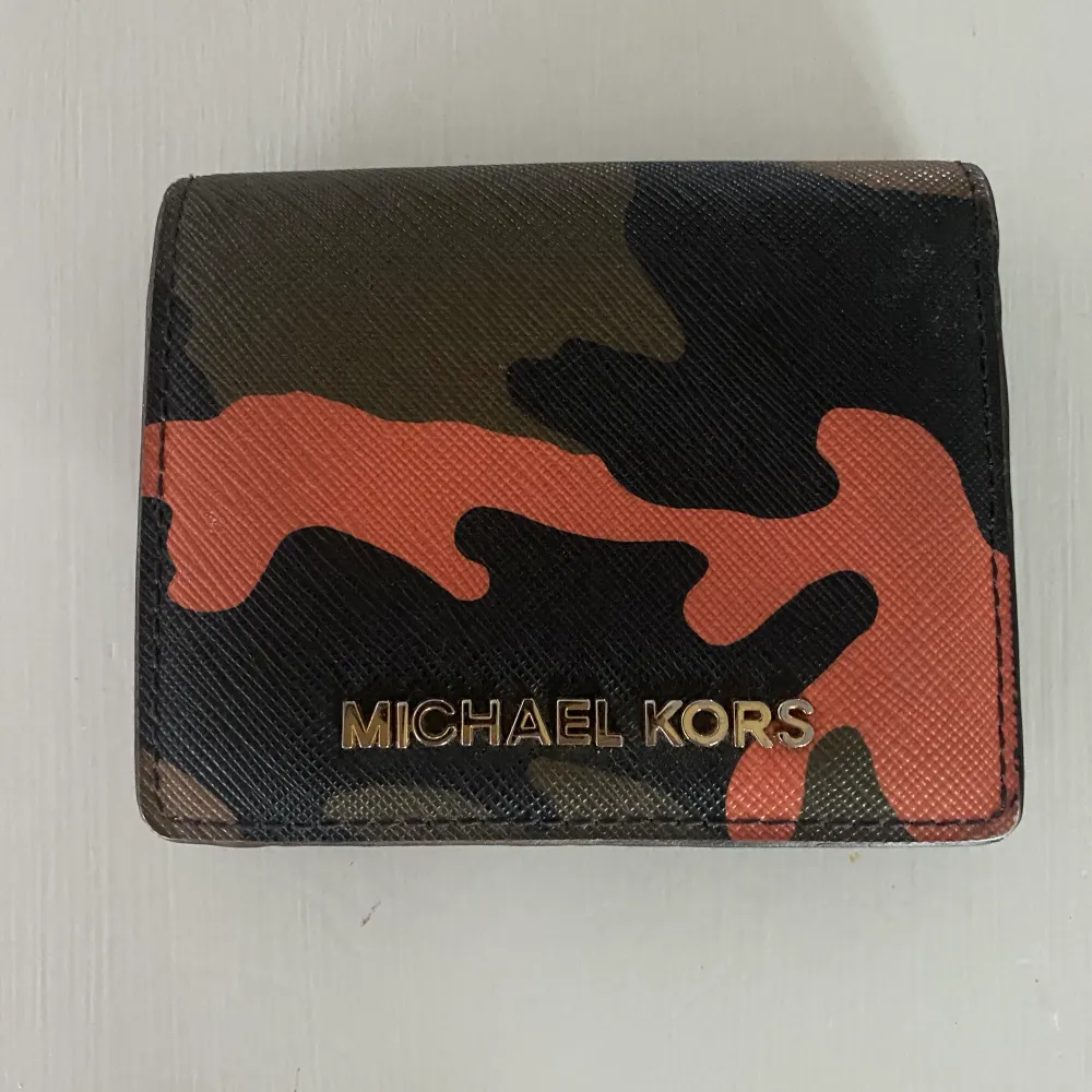 Liten plånbok i läder Michael Kors, finns ett litet slitage på insidan men ingenting som syns eller märks. Övrigt.