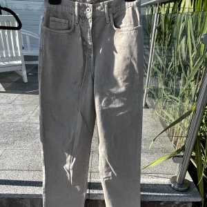 Beigea jeans från collusion - Passar lite oversize på mig, raka i modellen. 🩵