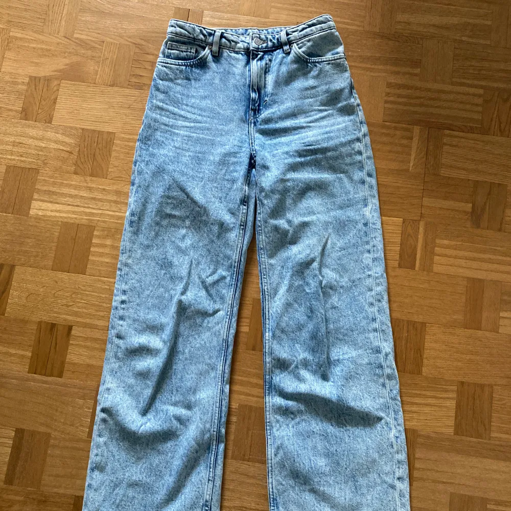 Ett par acidwash high waisted yoko jeans som inte är min stil. De är väldigt högmidjade och de finns inga defekter. . Jeans & Byxor.