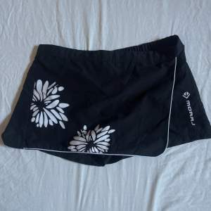 Lågmidjad tenniskjol med kjol på framsidan och shorts:)) superskön skort:)) midjemått 82cm🤩
