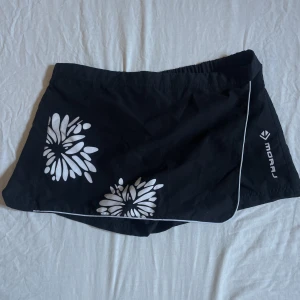 Tenniskjol - Lågmidjad tenniskjol med kjol på framsidan och shorts:)) superskön skort:)) midjemått 82cm🤩