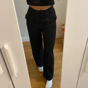 Kostymbyxor - Svarta kostymbyxor från bikbok i storlek 34, de är uppsydda så de passar mig som är 160cm( går självklart att fixa de till vanliga längd igen)🤍 
