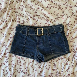 snygga shorts - Ett par assnygga shorts jag köpte förra sommaren, men de kommer tyvärr inte till användning så jag säljer de istället. Storlek 38, men ganska tajta så passar även mindre storlekar. Kan tänka mig att sänka priset ifall det tillhörande bältet inte önskas.