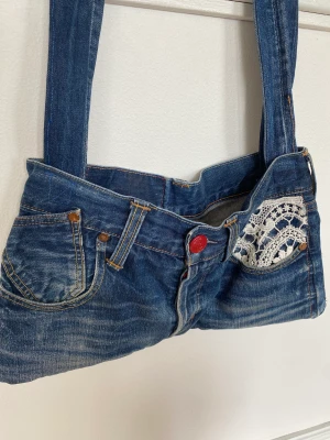 Handväska i jenas - En designer jenas handväska. Aldrig använd så i super bra skick.