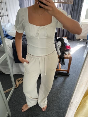 Söt topp - Super söt topp i din kvalite som är perfekt nu under sommaren! Köpt secondhand så vet tyvärr inte vart den kommer ifrån men ser ut som att den är från gina tricot !köparen står för frakten!