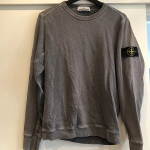 Stone island sweatshirt  - Stone island tröja i grå  Storlek s-m  Grymt skick trots att den är använd. 
