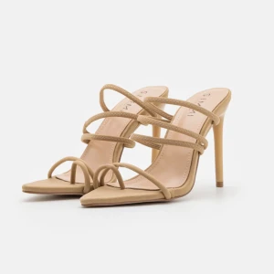 Beiga klackar  - Beiga klackar från Simmi London. Använda vid 2 tillfällen så i väldigt bra skick.