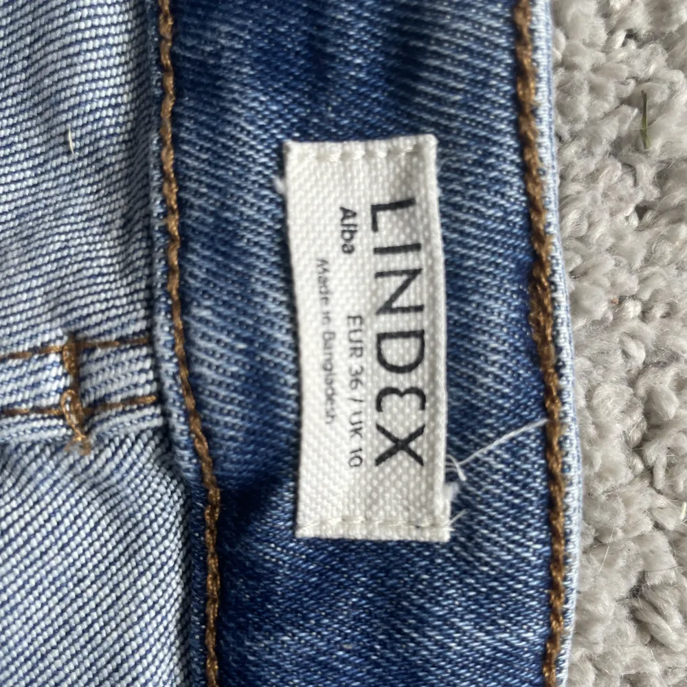 Helt oanvända jeans det är mid waist, nypris :499kr säljer för 250kr . Jeans & Byxor.