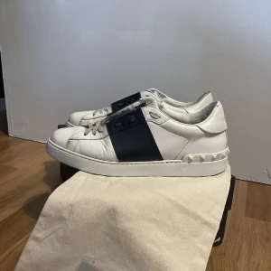 Valentinos - Garavani marin - Ett par marinblå Valentinos i använt skick men fortfarande liv kvar. Skorna är i storlek 41 men passar även 42. Jag skulle även kunna tänka mig att byta dom emot ett par andra skor mvh Jonathan. 