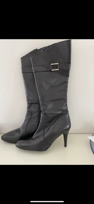 Vintage stövletter  - Svarta supersnygga Tamaris stövletter med snygg passform. 