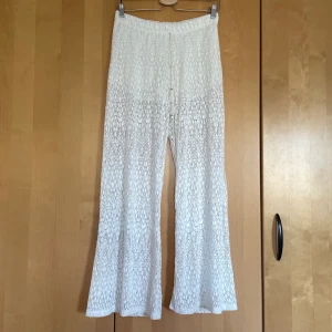 Vita strandbyxor - Supersnygga strandbyxor. Har underskjorts. Är rätt så korta, lite för korta för mig som är 165cm. 🤍🤍