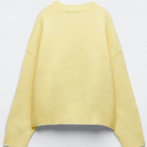 Zara tröja - Sticka tröja från zara i fin gul färg! Helt oanvänd med lapparna kvar. Skriv privat för egna bilder🫶
